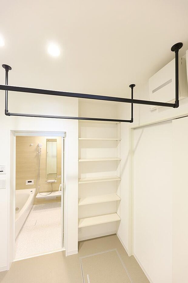 ■ランドリールーム■雨の日や花粉の季節にも嬉しい室内干し金物も設置! 是非、お気軽にお問合せ下さい♪来店予約受付中!