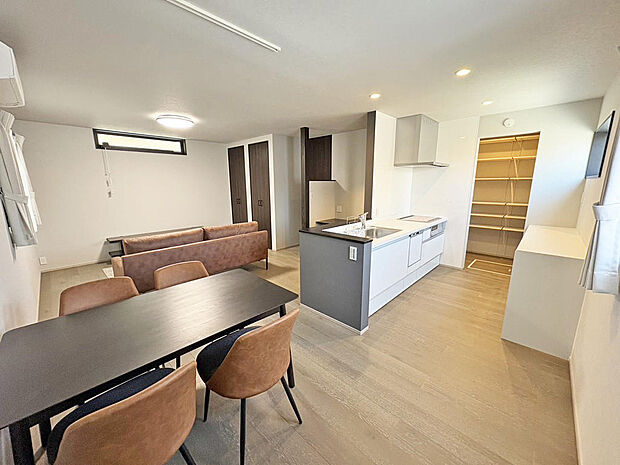 ■LDK・キッチン■陽当たり良好な明るいお部屋♪キッチンからもお部屋を見渡せます♪