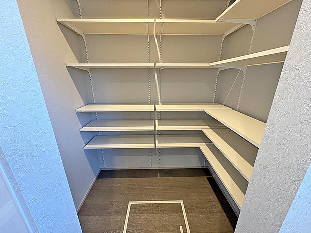 ■パントリー■パントリーも設置され食品ストックもたっぷり収納できます♪