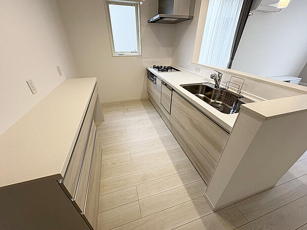 ■キッチン■カップボードも設置され収納力も使い勝手も良いシステムキッチン!