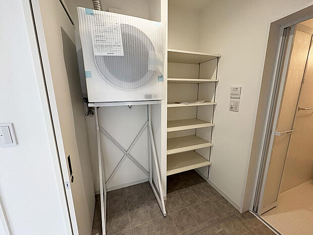 ■脱衣室■収納棚・乾燥機付き!
