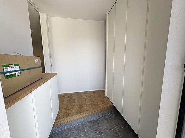 ■玄関■壁面いっぱいにクローゼットを設置!靴はもちろん、アウターなどもスッキリ収納できます!