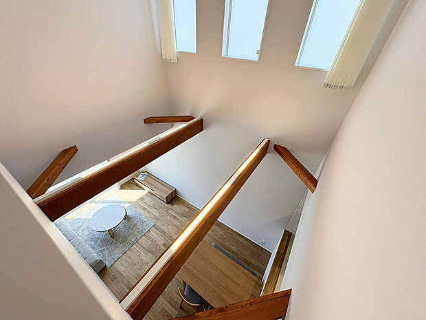 ■吹抜け■陽の光が入る開放的な吹抜け♪