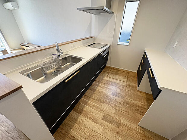 ■キッチン■充実の設備のキッチン。カップボード・パントリーも設置され食品ストックもたっぷり収納できます♪