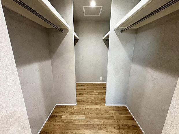 ■WIC■大容量のWIC!洋服の収納はもちろん、季節物の家電など大きな荷物もたっぷり収納可能です!