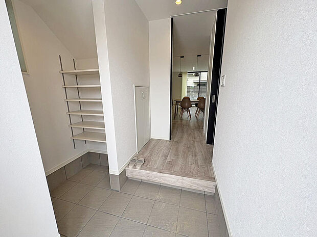 ■玄関■ゆったりとした玄関!ベビーカーなどもクローゼットへ直接収納可能!