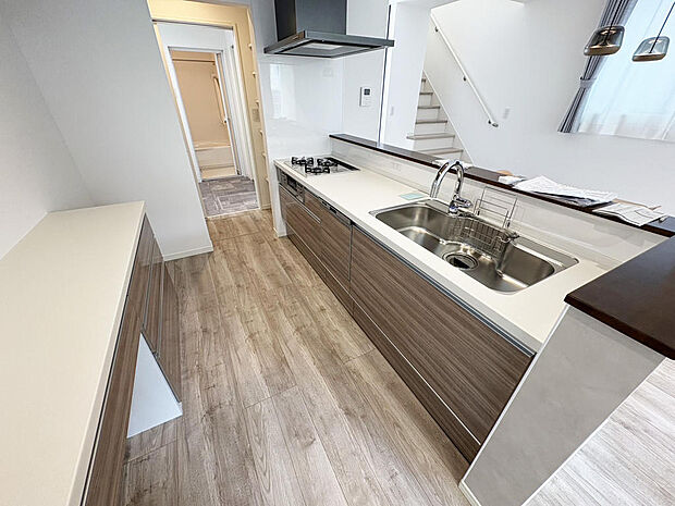 ■キッチン■充実の設備のキッチン。カップボード・パントリーも設置され食品ストックもたっぷり収納できます♪