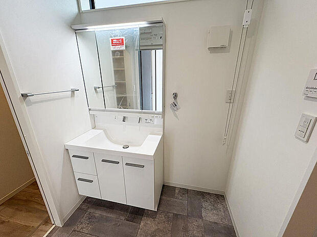 ■洗面脱衣室■廊下からも、キッチン→パントリーへ抜けて洗面脱衣室へ出入りも可能な便利な動線♪是非、お気