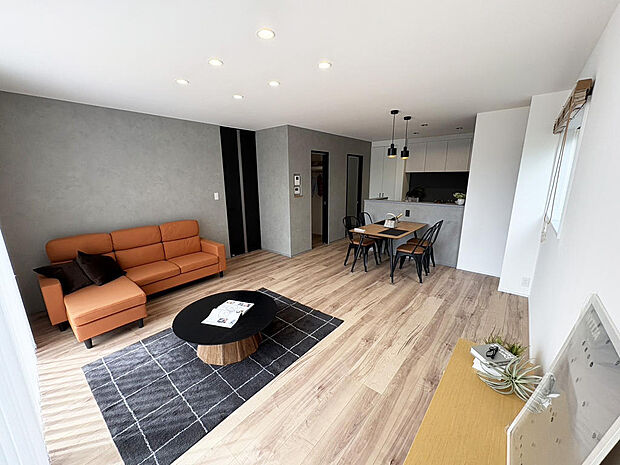 ■LDK■水回り導線の良い家事ラクスタイル!ハイサッシからお庭に続く明るいLDK!