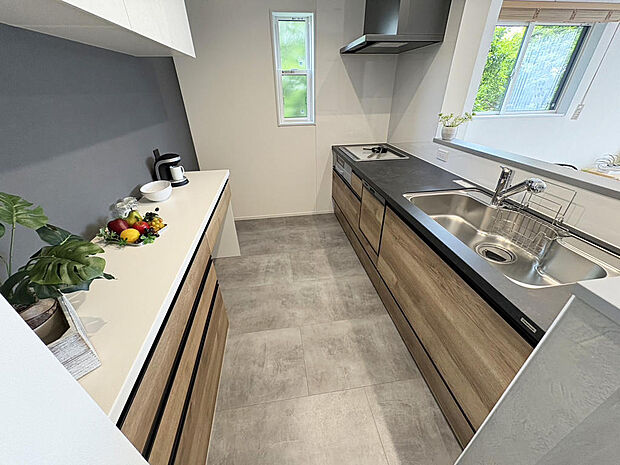 ■キッチン■充実の設備のキッチン。カップボード・パントリーも設置され食品ストックもたっぷり収納できます♪