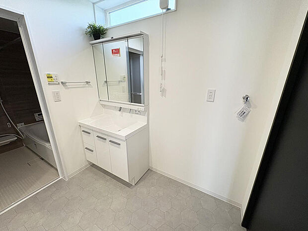 ■洗面脱衣室■脱衣室には、室内物干しも設置され、雨の日も安心◎是非、お気軽にお問合せ下さい♪来店予約受付中!