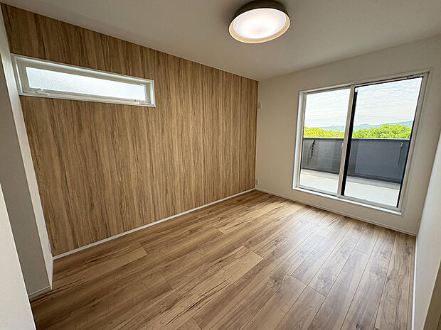 ■洋室■6.1帖の主寝室からバルコニーへ出入り可能です!陽当たり良好♪是非、お気軽にお問合せ下さい♪来店予約受付中!