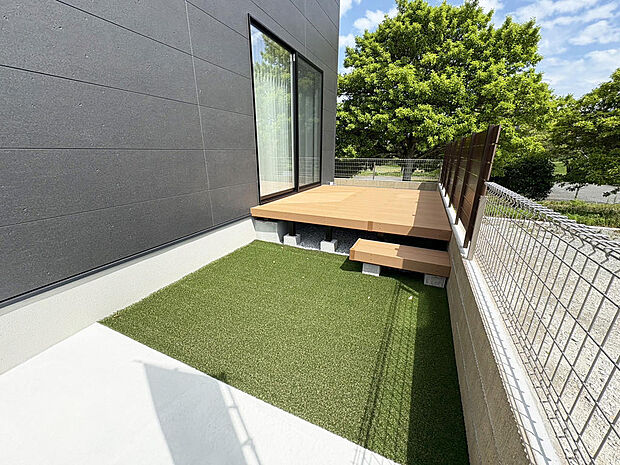 ■ウッドデッキ・お庭■リビングからフラットに出入り可能なウッドデッキ♪芝生のお庭はお子様の遊び場としても◎是非、お気軽にお問合せ下さい♪来店予約受付中!