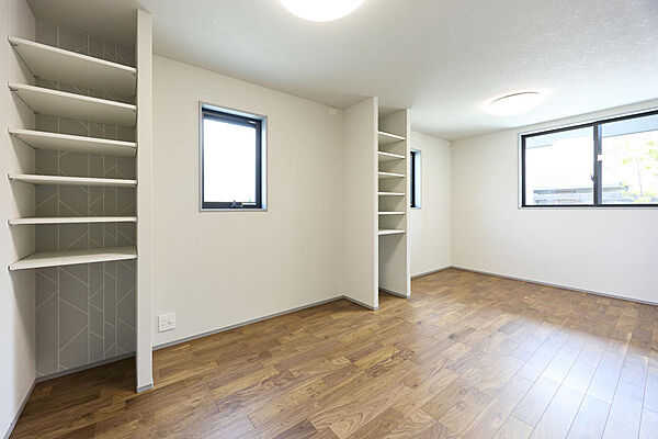 ■洋室■大きな１部屋としても、生活スタイルに合わせ個室２部屋にも可能です♪
