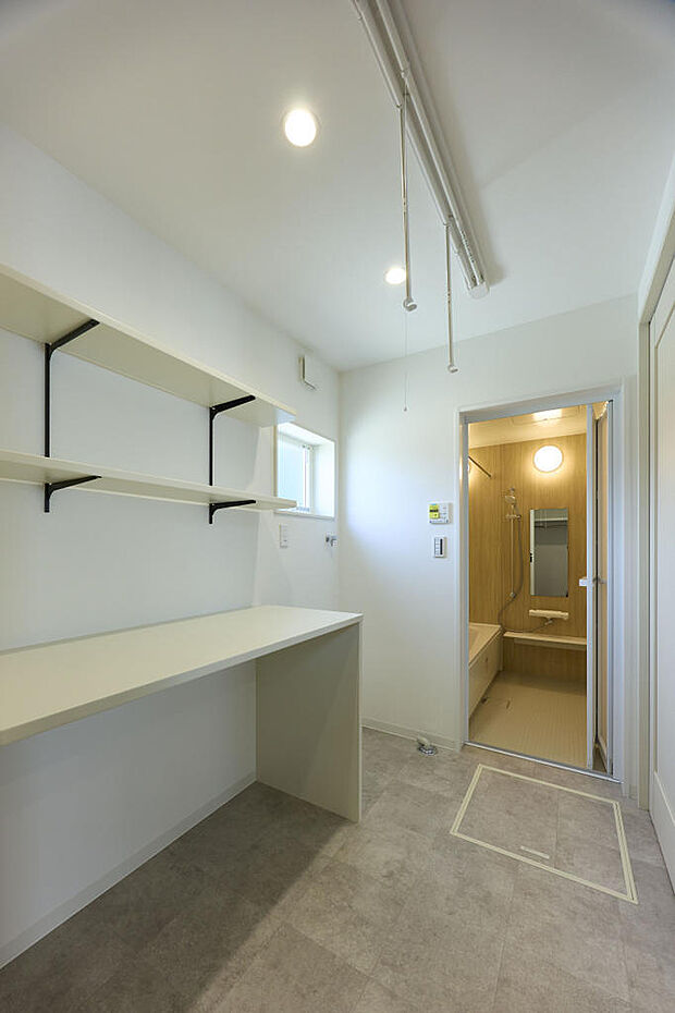 ■脱衣室・ランドリールーム■広々としたランドリースペース！洗濯・干す・収納まで１か所で可能です！