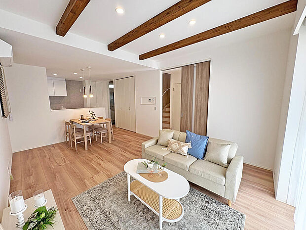 ■LDK■天井が高く、陽当たり良好で開放的なリビングルーム！