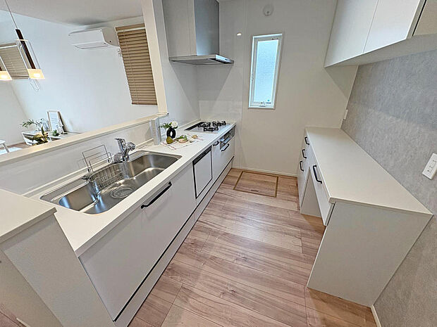 ■キッチン■カップボード・パントリーも設置され収納力も使い勝手も良いシステムキッチン！