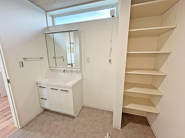 ■洗面脱衣室■収納棚も設置され、タオルやパジャマなどもスッキリ収納可能◎