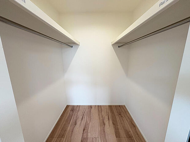 ■WIC■主寝室には大容量のWICを設置！シーズンレスで洋服の収納が可能ですね！