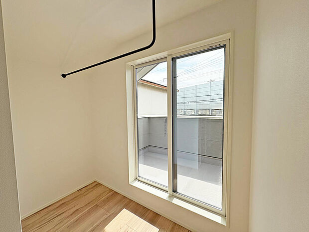 ■室内干しスペース■バルコニー前には、雨の日や花粉の季節にも安心して室内干しができるよう金物を設置しました！