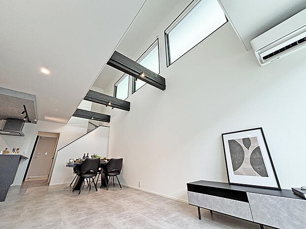 ■吹抜け■大きな窓から光が差し込みリビングルームや2階を明るく照らします♪