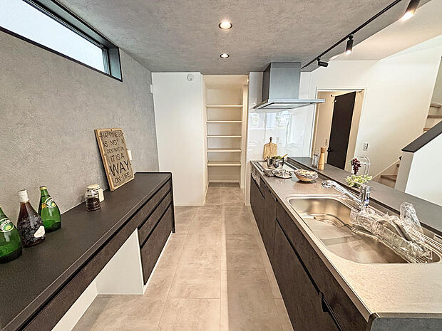 ■キッチン■カップボード・パントリーも設置され収納力も使い勝手も良いシステムキッチン!