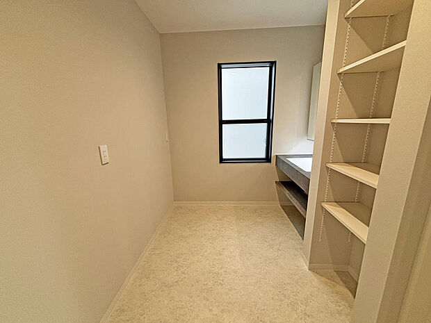 ■洗面室・ランドリールーム■造り付けの収納棚も設置され、洗濯・干す・収納まで時短に行えます!