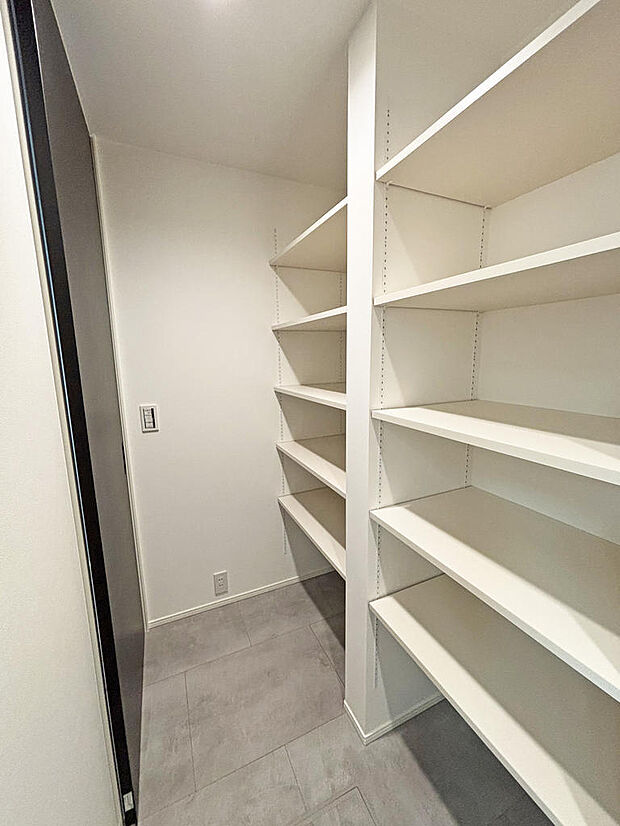 ■パントリー■大容量のパントリー!食料品やキッチン用品もスッキリ収納可能です♪