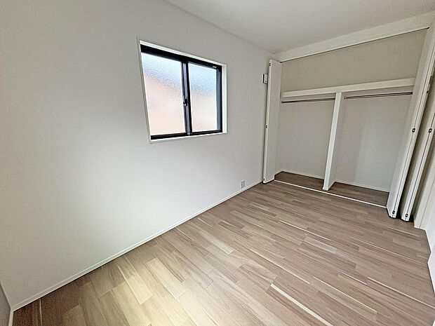 ■洋室■壁面いっぱいに設置されたクローゼット付きの洋室!