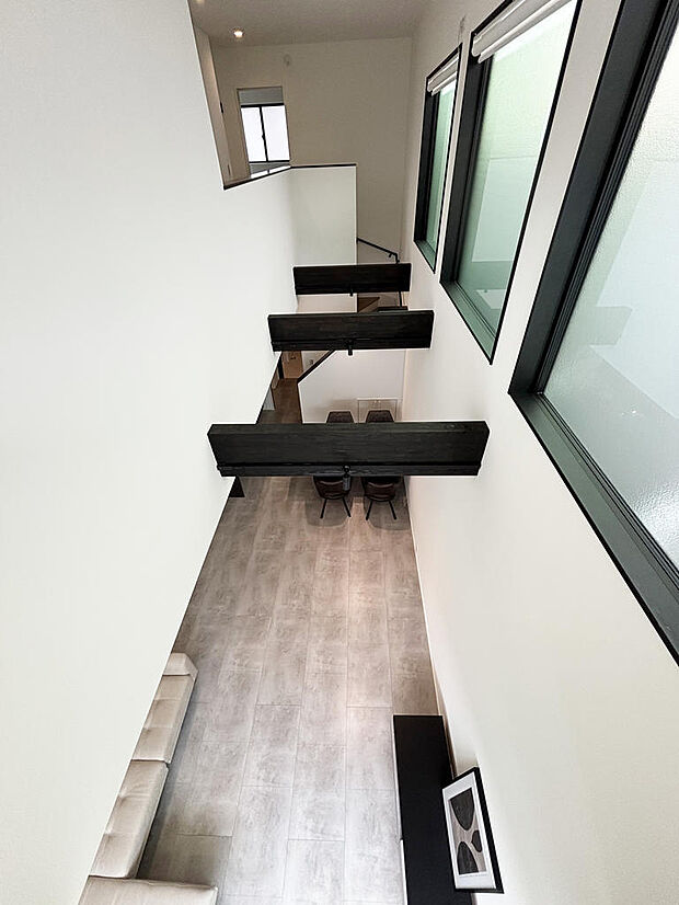 ■吹抜け■電動スクリーンにより陽射しの調節も楽々です!