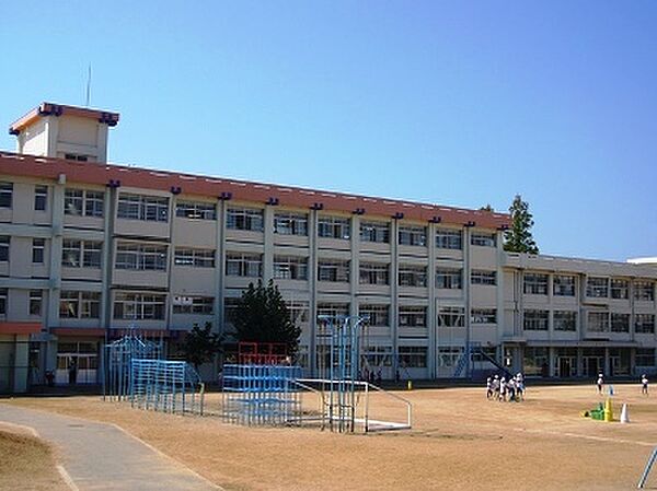 大久保小学校　約560ｍ