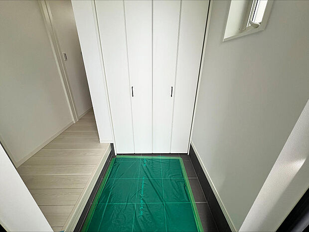 ■玄関■お家族の靴もスッキリ収納可能なシューズクローゼット付きの玄関!