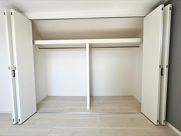 ■クローゼット■壁面いっぱいに造られたクローゼット◎