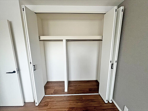 ■クローゼット■壁面いっぱいに造られたクローゼット◎