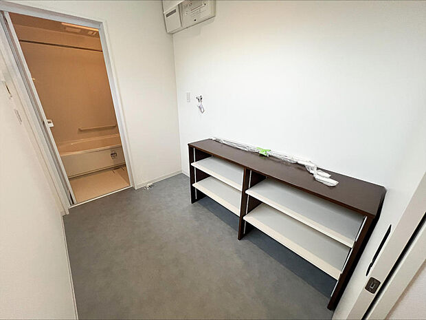■脱衣室&ランドリールーム■脱衣所兼ランドリールーム!作業台も設置し、洗濯・干す・収納まで時短に行えます!