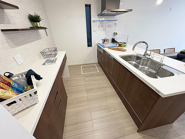 ■キッチン■充実の設備のキッチン。カップボード・パントリーも設置され食品ストックもたっぷり収納できます♪