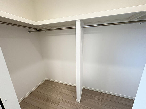 ■WIC■主寝室に設置されたWICは洋服やかばんもスッキリ収納可能ですね♪