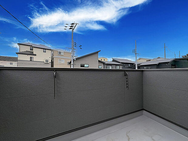 ■バルコニー■広々としたバルコニー！洗濯物やお布団も安心して干せます◎