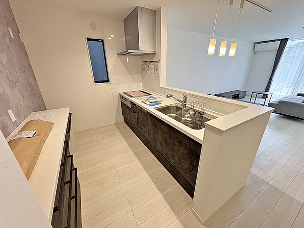 ■キッチン■充実の設備のキッチン。カップボード・パントリーも設置され食品ストックもたっぷり収納できます♪