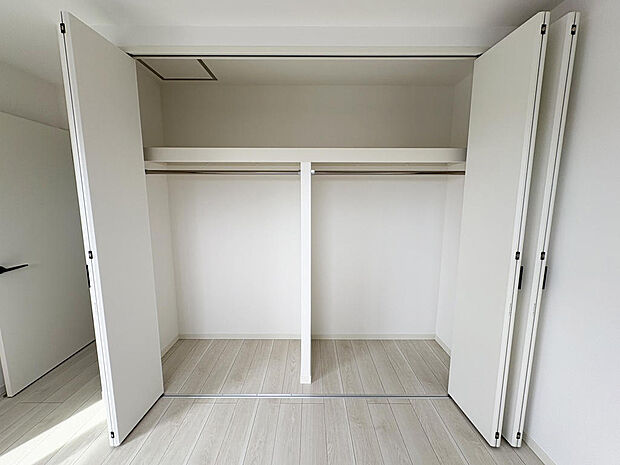 ■クローゼット■壁面いっぱいに造られたクローゼットは洋服もたっぷり収納できます♪