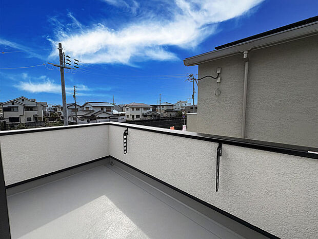 ■バルコニー■広々としたバルコニー!洗濯物やお布団も安心して干せます◎