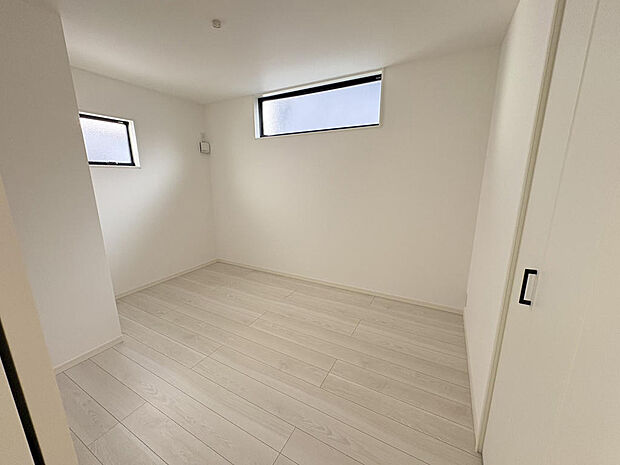 ■洋室■5.7帖の洋室。各部屋クローゼット完備!