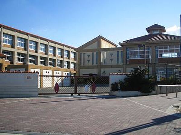 二見西小学校　約660ｍ