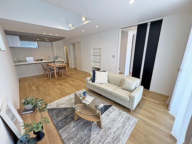 ■LDK■庭へ続く大開口の窓から光が入り明るい室内♪