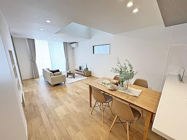 ■LDK■吹抜けがあり天井からも光が差し込みます♪