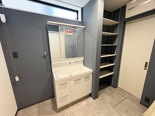 ■洗面脱衣室＆ランドリールーム■洗濯・干す・収納が１か所で完結する家事楽なランドリールーム！