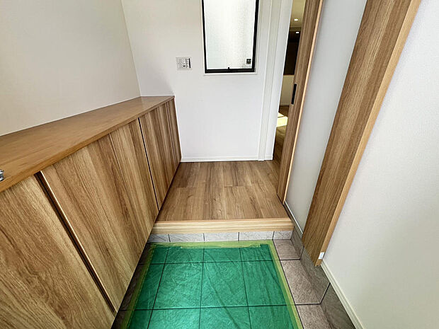 ■玄関■家族全員の靴もスッキリ収まる収納棚付き玄関!