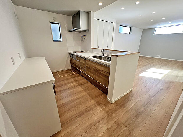 ■キッチン■カップボード・パントリーも設置され収納力も使い勝手も良いシステム