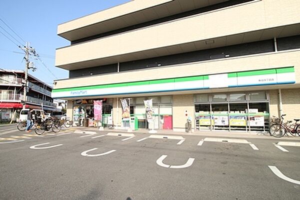 ファミリーマート魚住四丁目店　約450ｍ