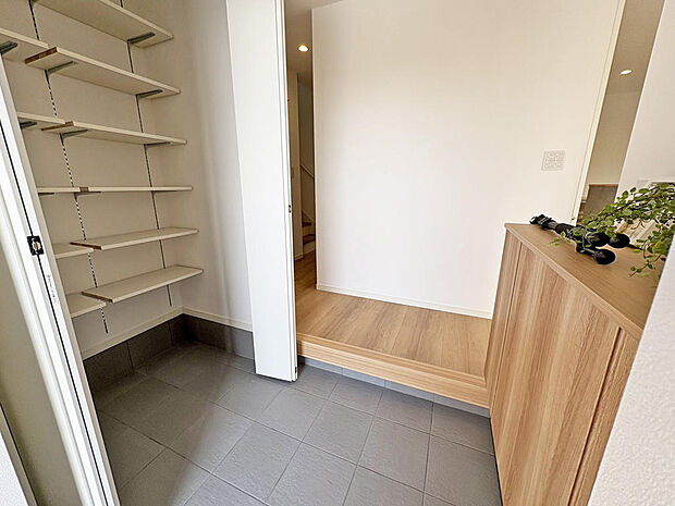 ■玄関■家族の靴もスッキリ収まる収納付き！